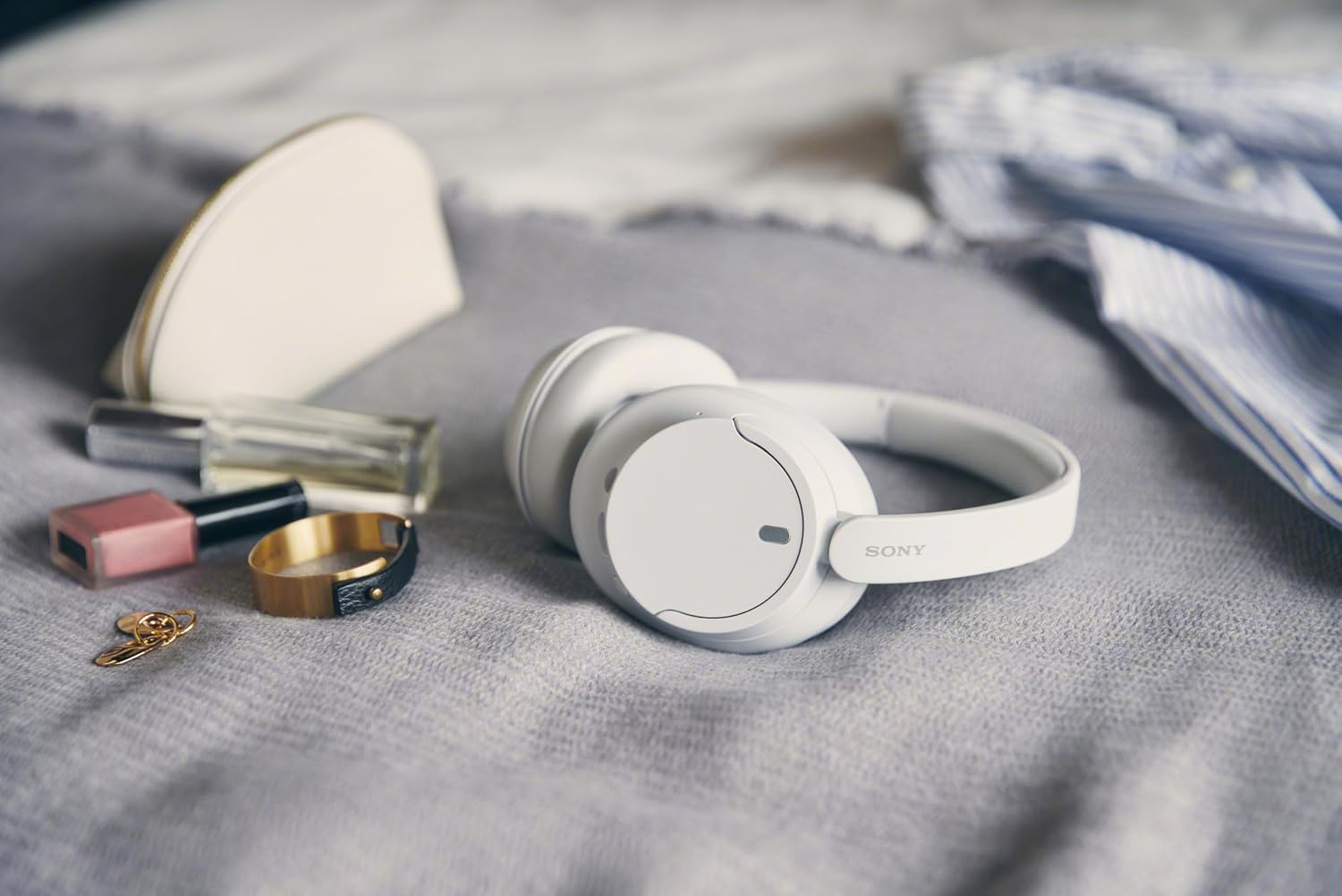Sony WH-CH720N Wireless Noise Cancelling Headphones, 35 hours battery life, Clearer hands-free calling, Multipoint Connection, White, UAE Version - 1-Year warranty